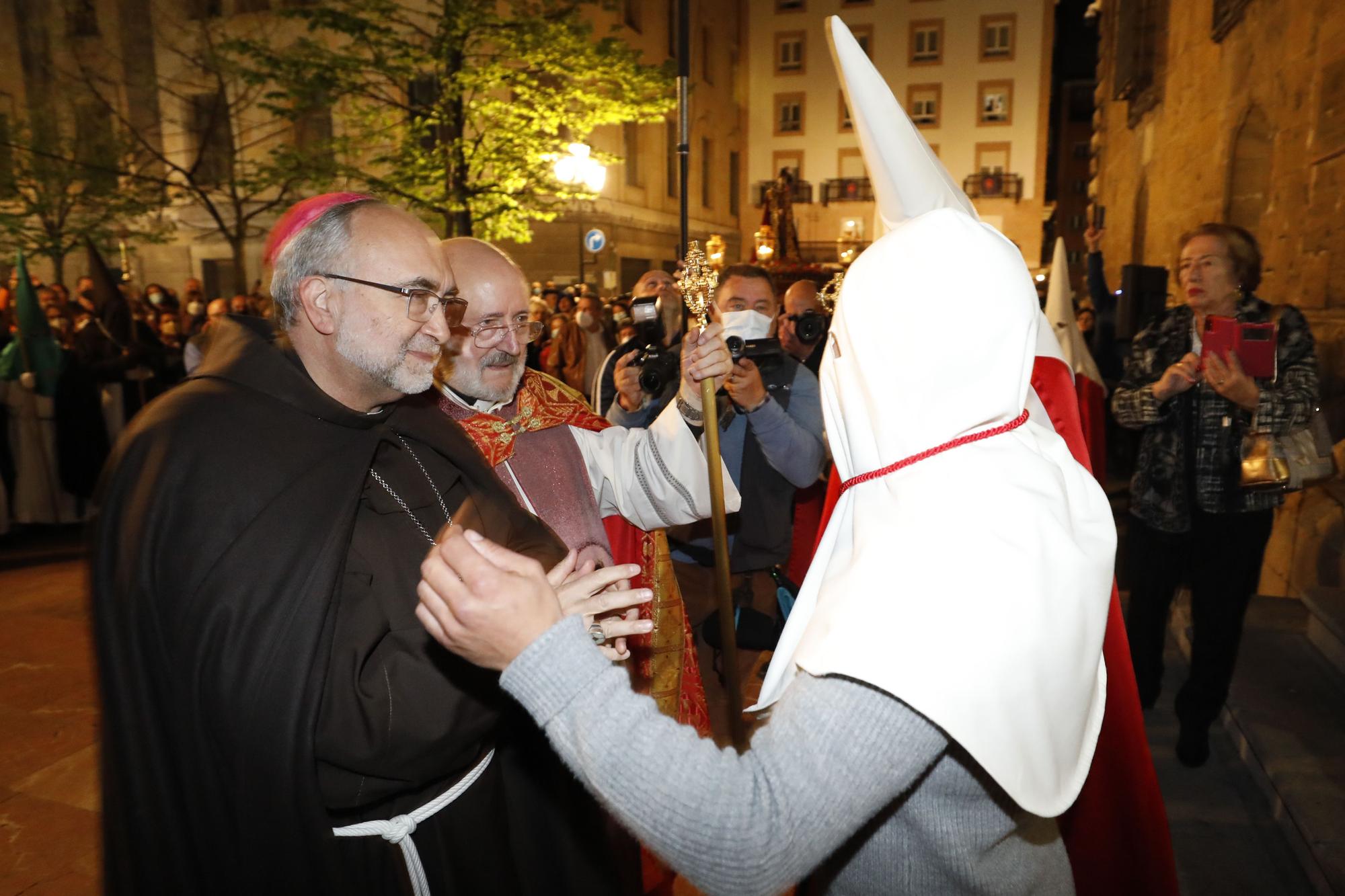 EN IMÁGENES: La imagen de Jesús Cautivo vuelve a recorrer las calles de Oviedo