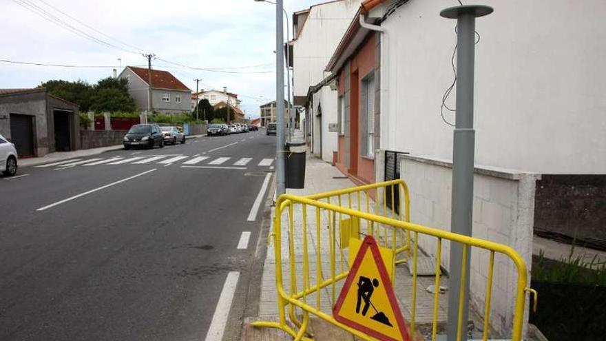 Los operarios iniciaron la instalación del semáforo de la avenida de Portugal.