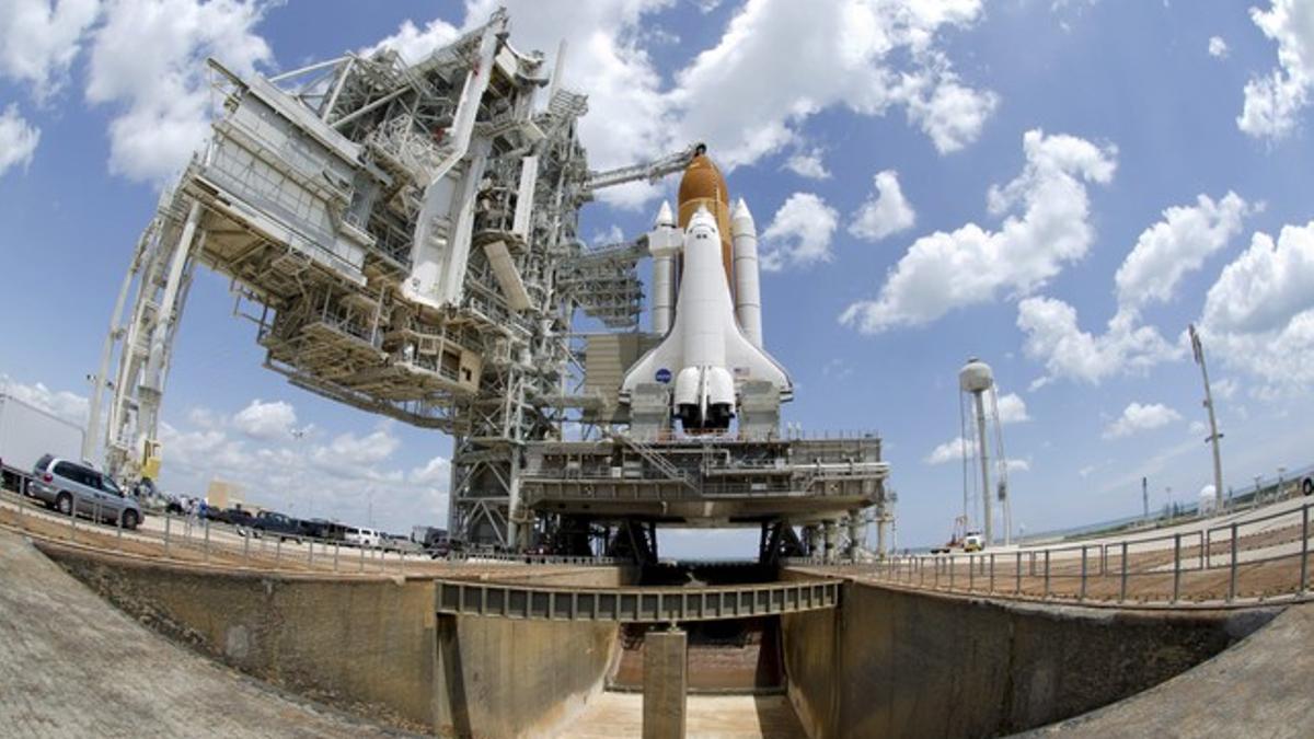 El transbordador espacial 'Endeavour', situado en la lanzadera, el domingo, en el Centro Espacial Kennedy de Cabo Cañaveral (Florida).