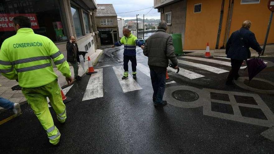 Operarios realizando labores de limpieza en las calles afectadas. // Gustavo Santos