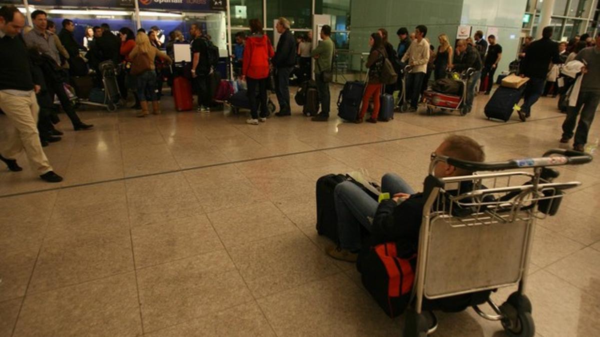 Usuarios de Spanair afectados, en el aeropuerto de El Prat.