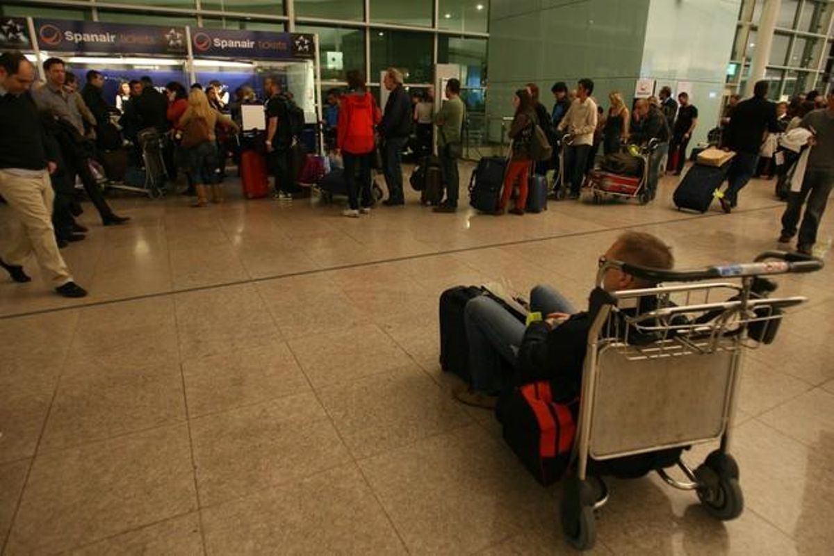 Usuaris de Spanair afectats, a l’aeroport del Prat. Usuaris de Spanair afectats, a l’aeroport del Prat.
