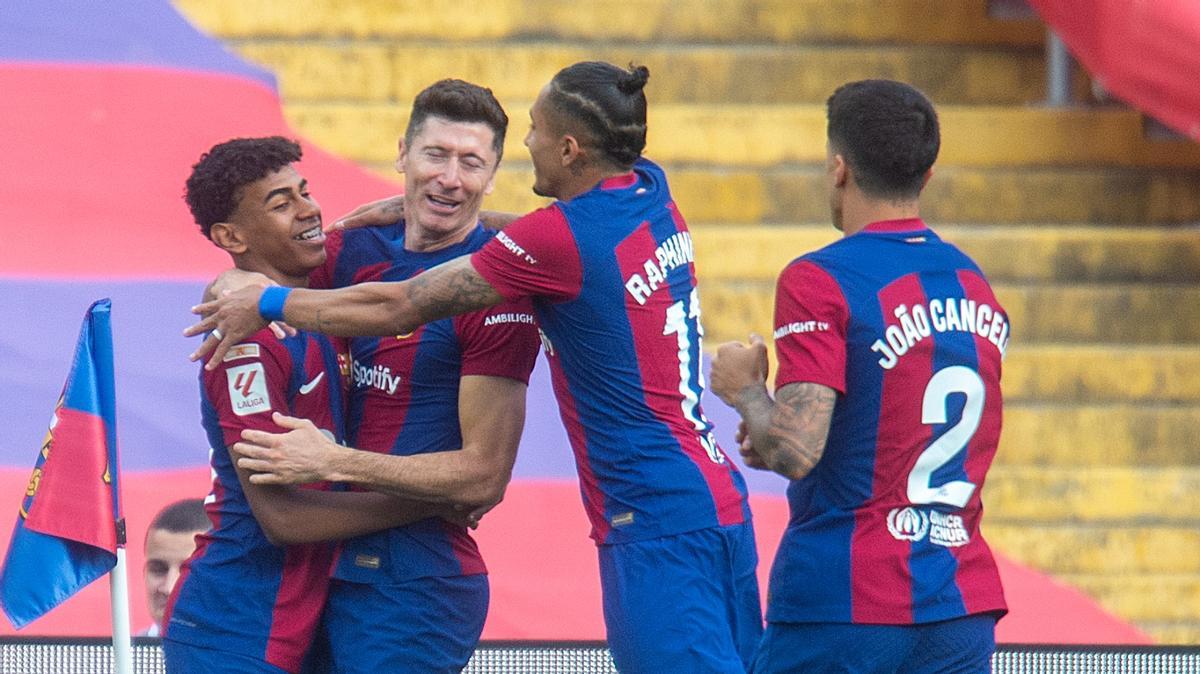 Lamine Yamal, Raphinha y João Cancelo celebran el 1-0 marcado por Lewandowski al Rayo en Montjuïc.