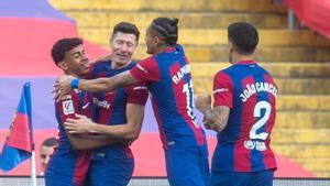 Lamine Yamal, Raphinha y João Cancelo celebran el 1-0 marcado por Lewandowski al Rayo en Montjuïc.