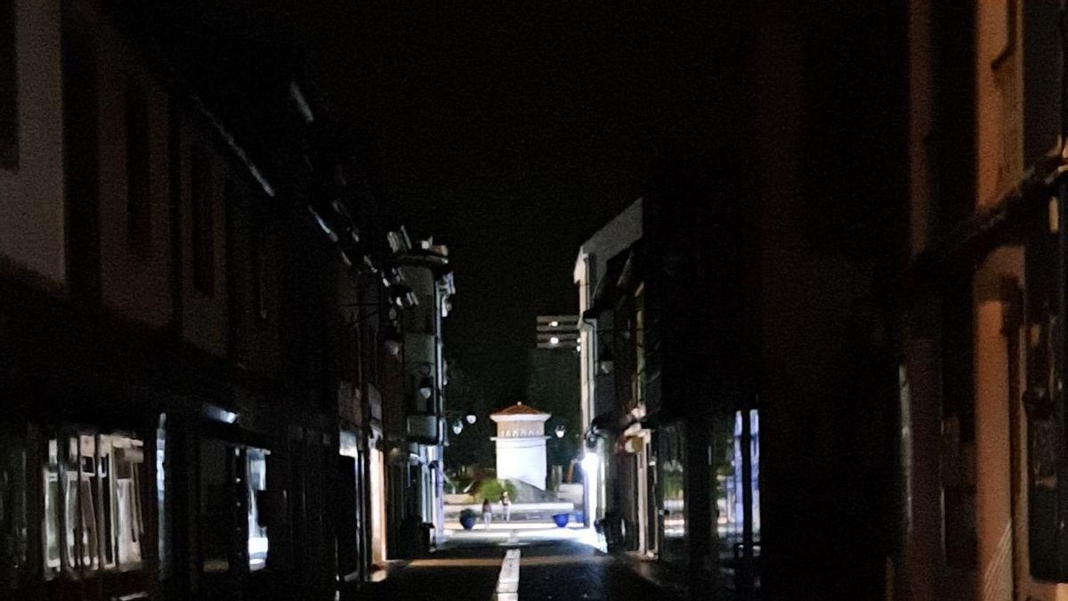 Una de las calles de Pola de Siero afectada por un corte de luz.