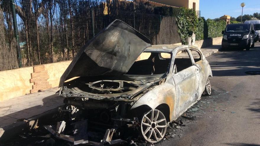 Arde de madrugada un coche de alta gama en una urbanización de Xàbia