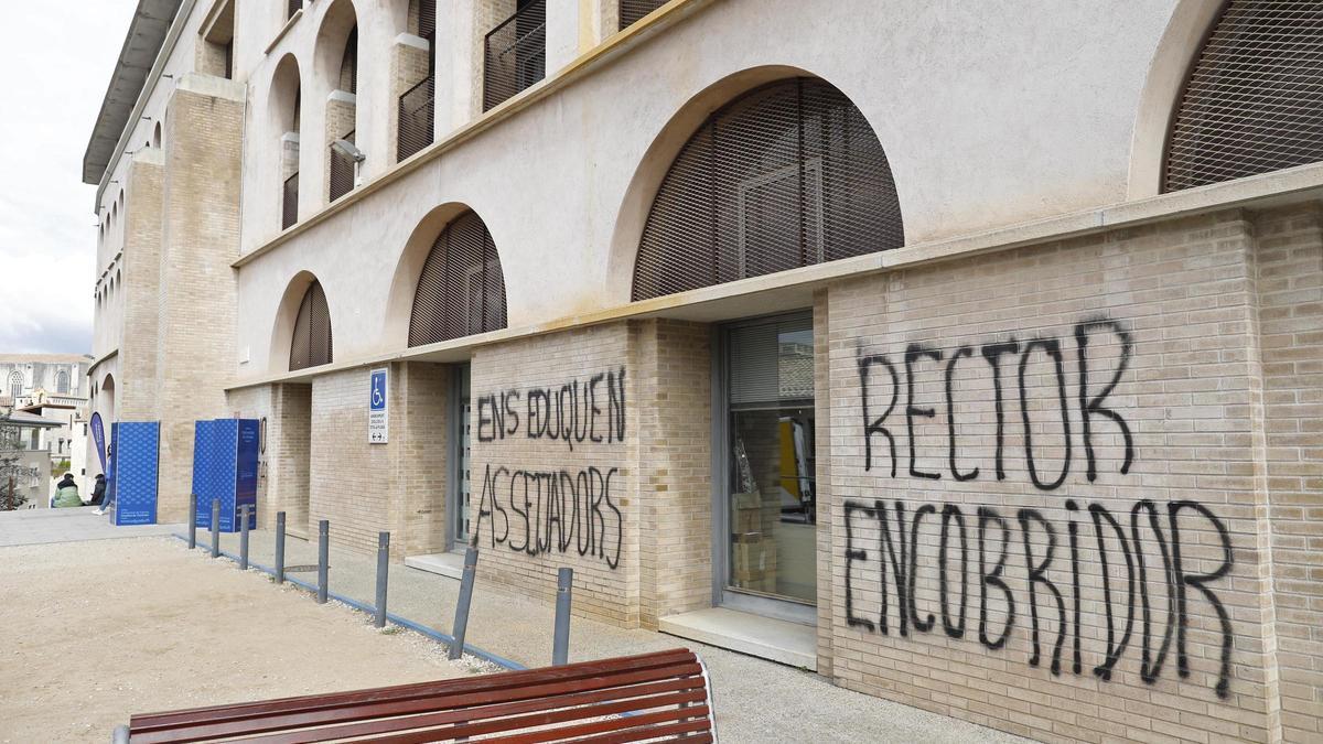 Pintades a la façana de la Facultat de Lletres el dia de portes obertes de la UdG, el 16 de febrer.