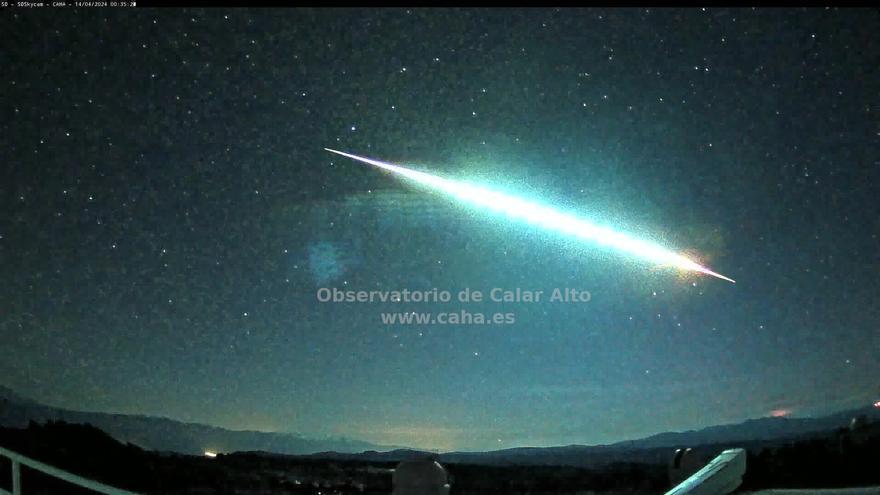 Una impresionante bola de fuego sobrevuela Málaga y Granada