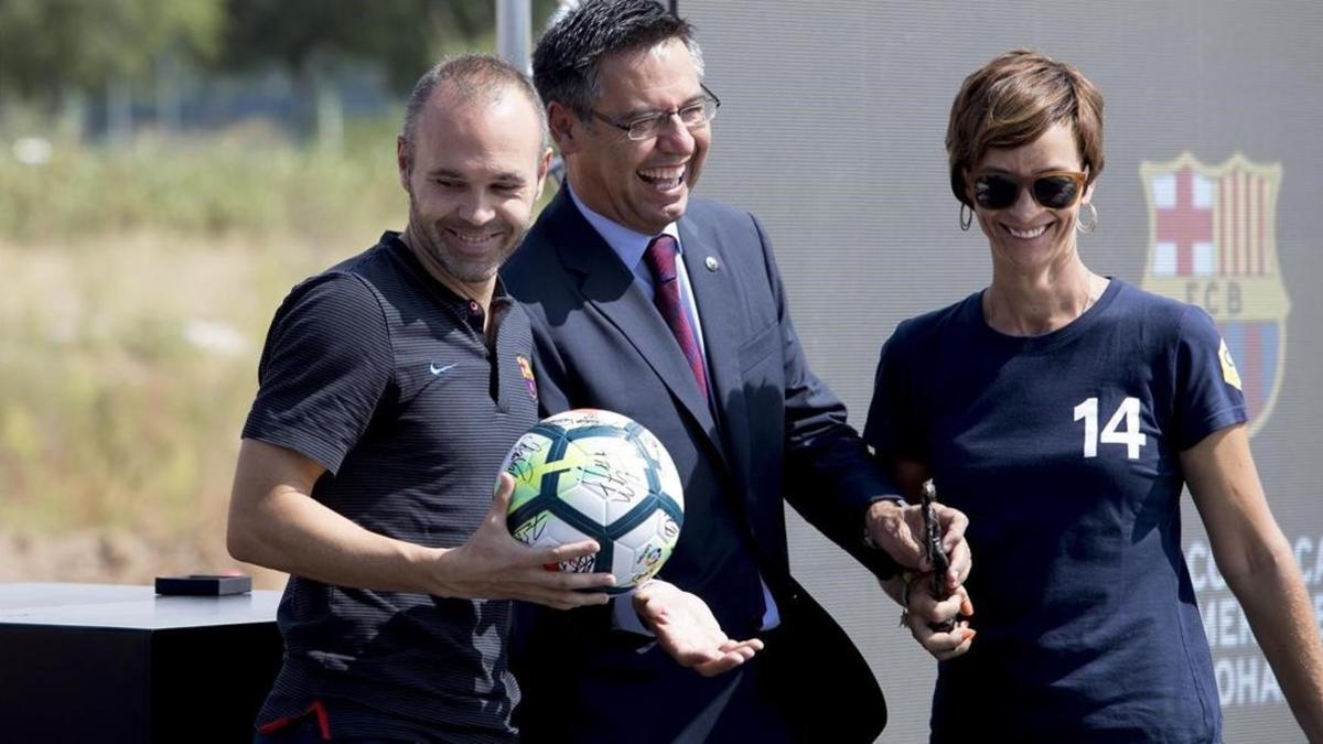 Andrés Iniesta, Josep Maria Bartomeu y Susila Cruyff, en la colocación de la primera piedra en Sant Joan Despí.