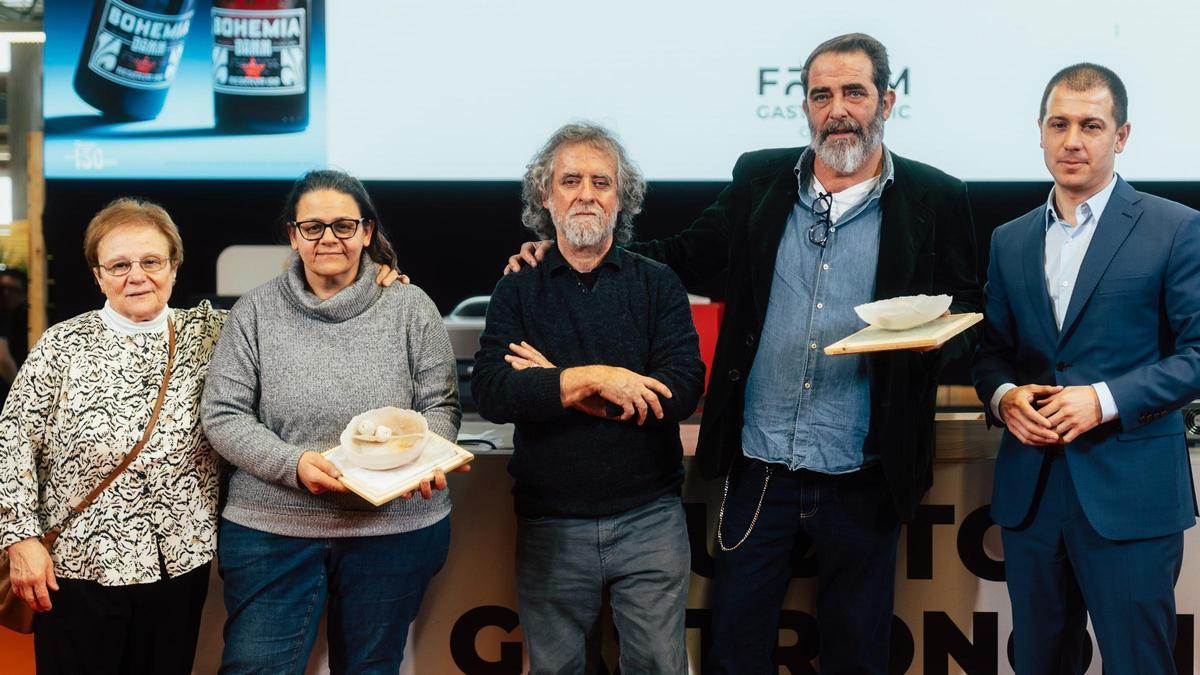Eva Colomer, de La Caseta (Les Planes d'Hostoles), y Franc Monrabà, de Haddock (Barcelona), en el centro, con los premios Sabor Mediterrani que han recibido por su compromiso semanal con la escudella.