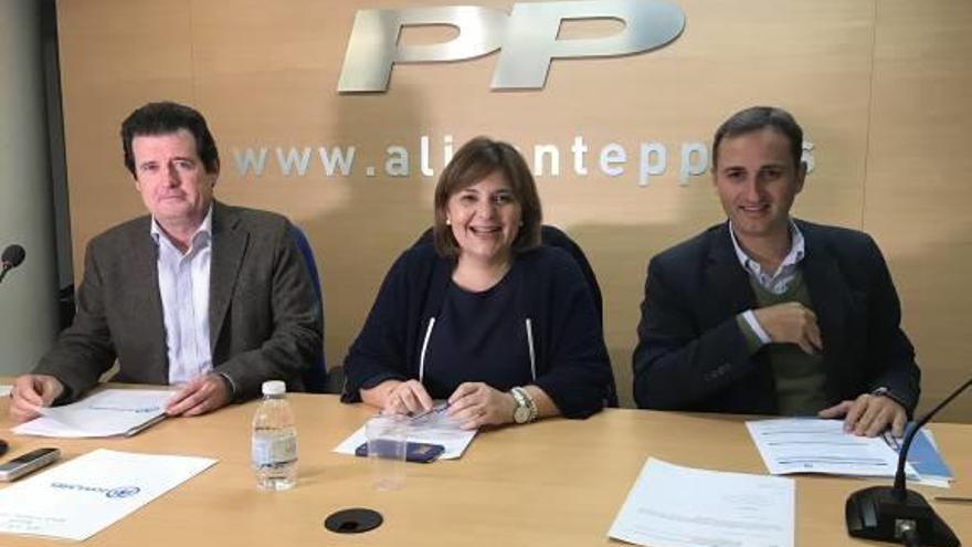 José Císcar con Isabel Bonig y César Sánchez en una junta del PP.