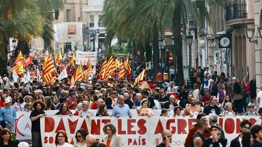 València sale a la calle por el 25 d'Abril