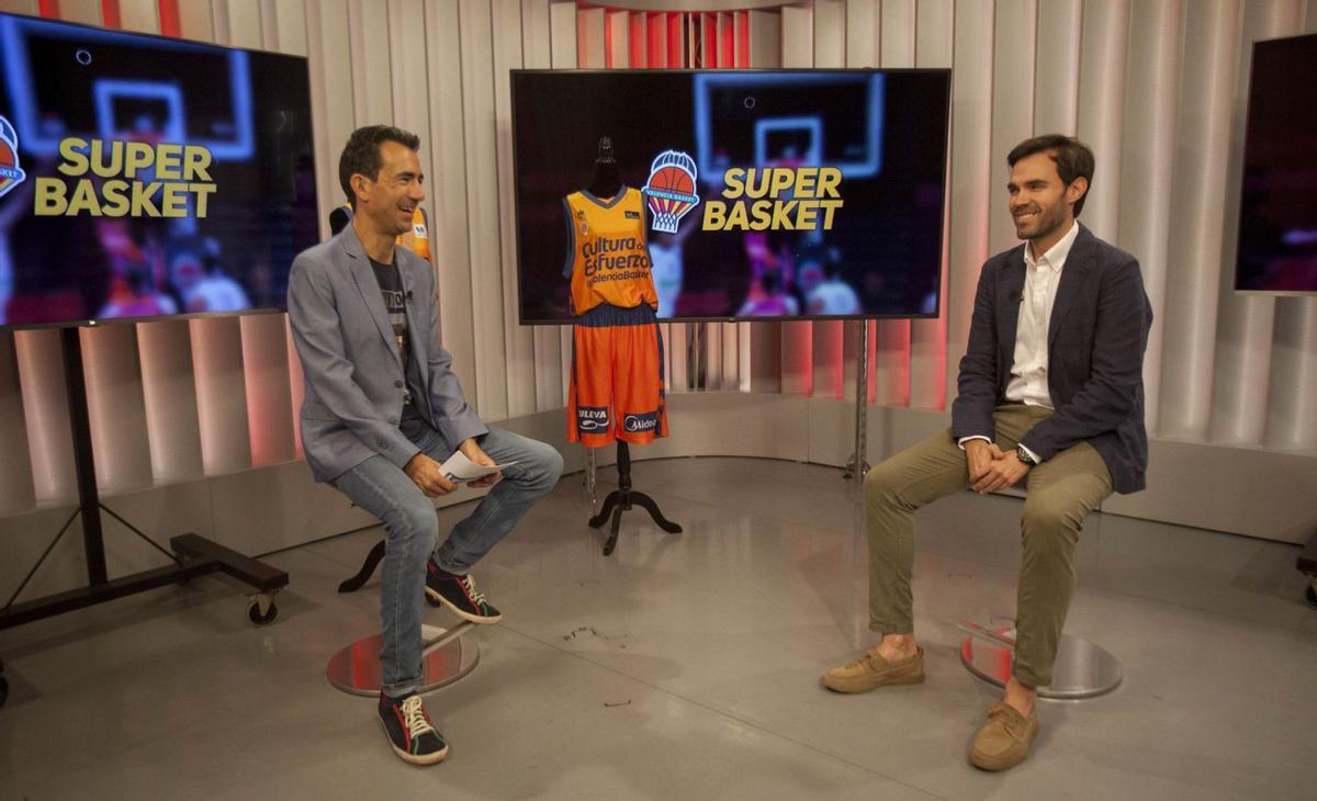 Enric Carbonell, antes de su entrevista en el programa ‘Super Basket’ presentado por Juanma Romero en Levante TV. | FERNANDO BUSTAMANTE