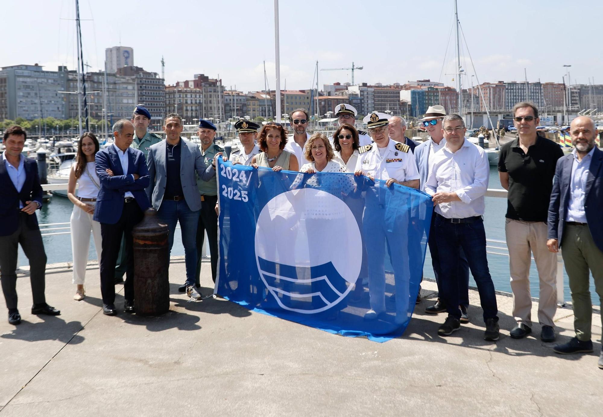 Así fue el izado de la bander azul en el puerto deportivo de Gijón (en imágenes)
