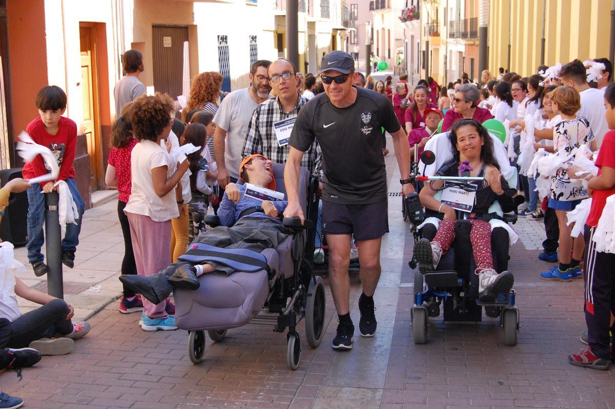 Participantes en una edición pasada de la carrera popular de Aspromivise.
