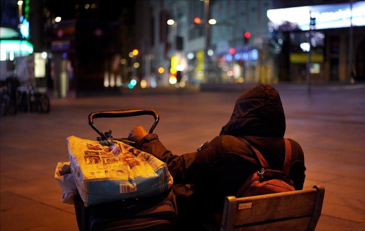  Un hombre en un banco en el centro de Madrid.