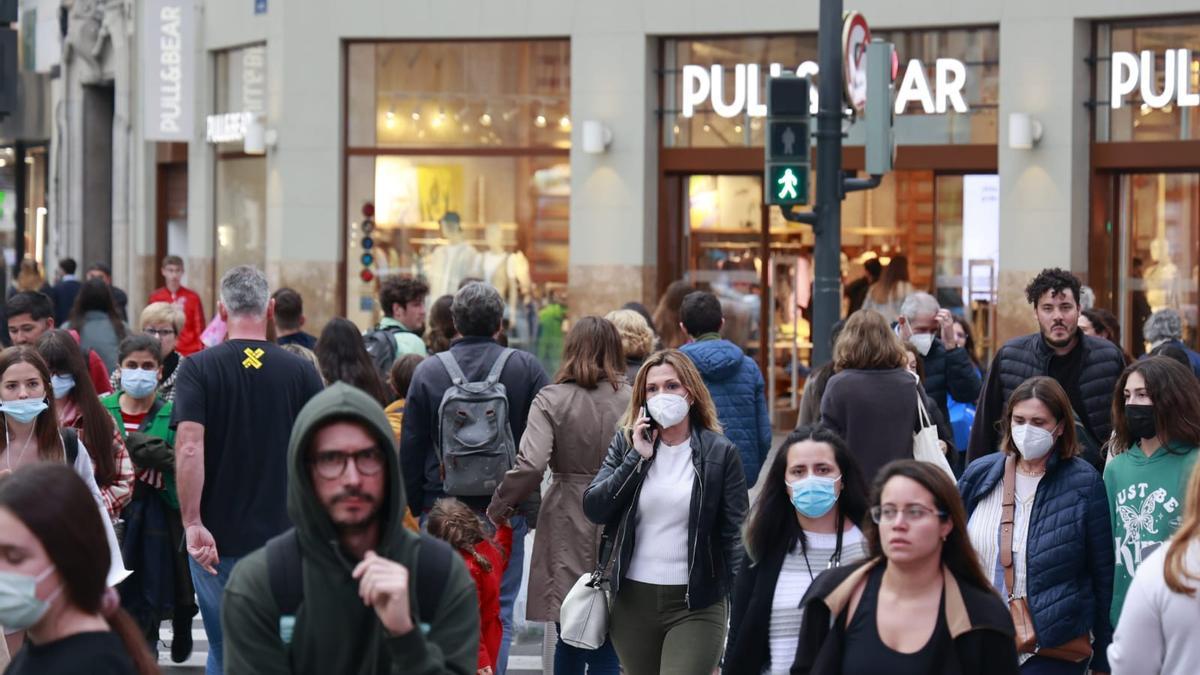 Una imagen del centro de València esta tarde, con la gente portando mascarilla y sin ella.