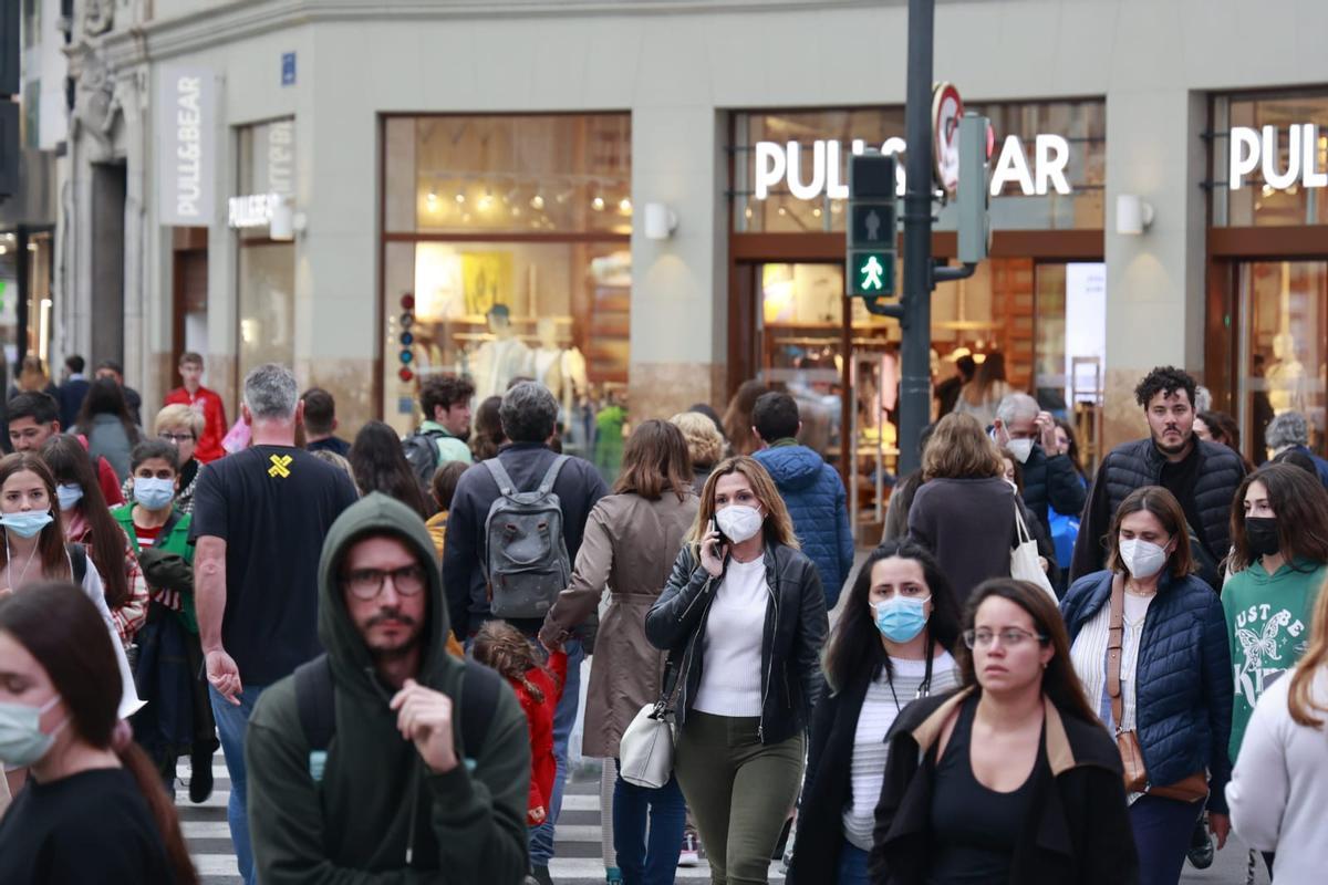 Una imagen del centro de València esta tarde, con la gente portando mascarilla y sin ella.