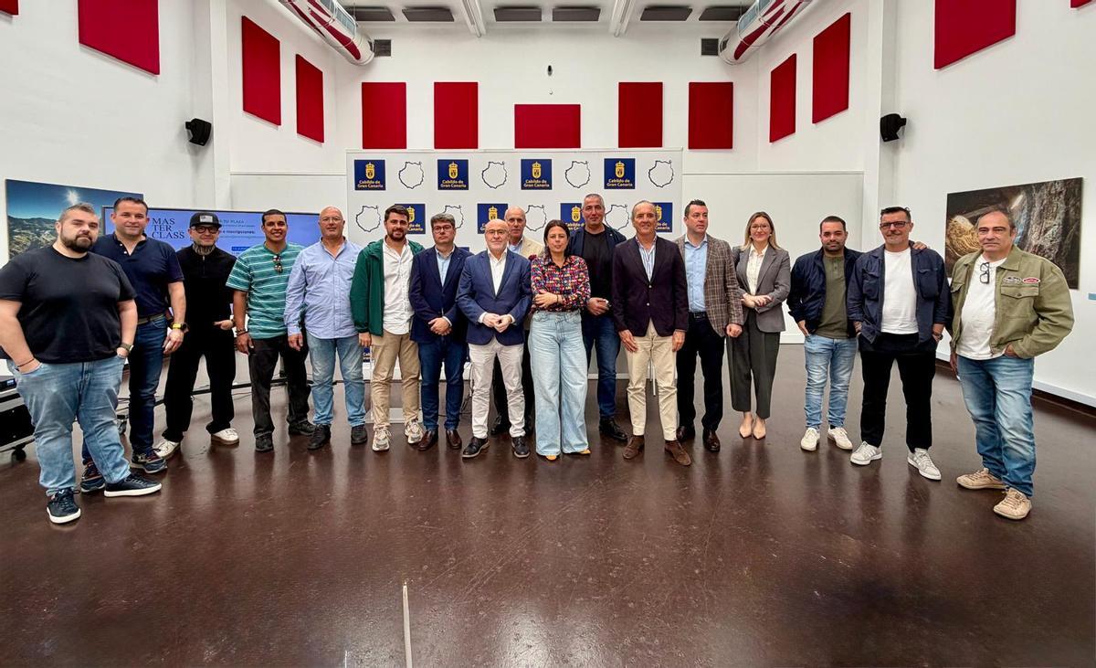 Integrantes del ciclo gastronómico durante la presentación junto a la consejera de Desarrollo Económico del Cabildo de Gran Canaria, Minerva Alonso; el presidente del Clúster, Eugenio Sánchez; el Director Insular de Industria y Comercio, Juan Manuel Gabella González y Antonio Manuel Ventura Navarro, jefe del departamento de Hostelería y Turismo y profesor de Servicios en Restauración del CIFP Felo Monzón Grau-Bassas.