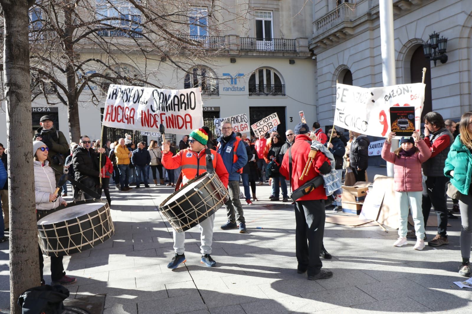 Protesta de los trabajadores de ambulancias en la Plaza España de Zaragoza