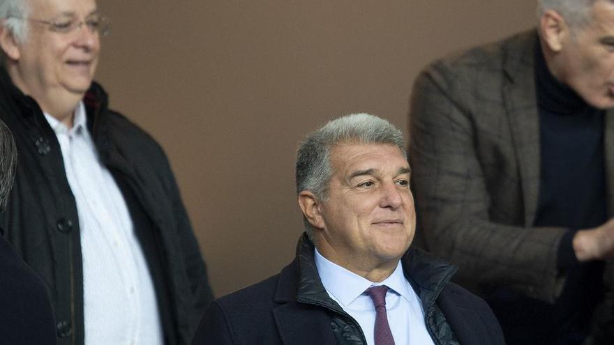 Joan Laporta, Alejandro Echevarría y Enric Masip, en el palco de Montjuic antes de empezar el partido de liga entre el FC Barcelona y el Villarreal.