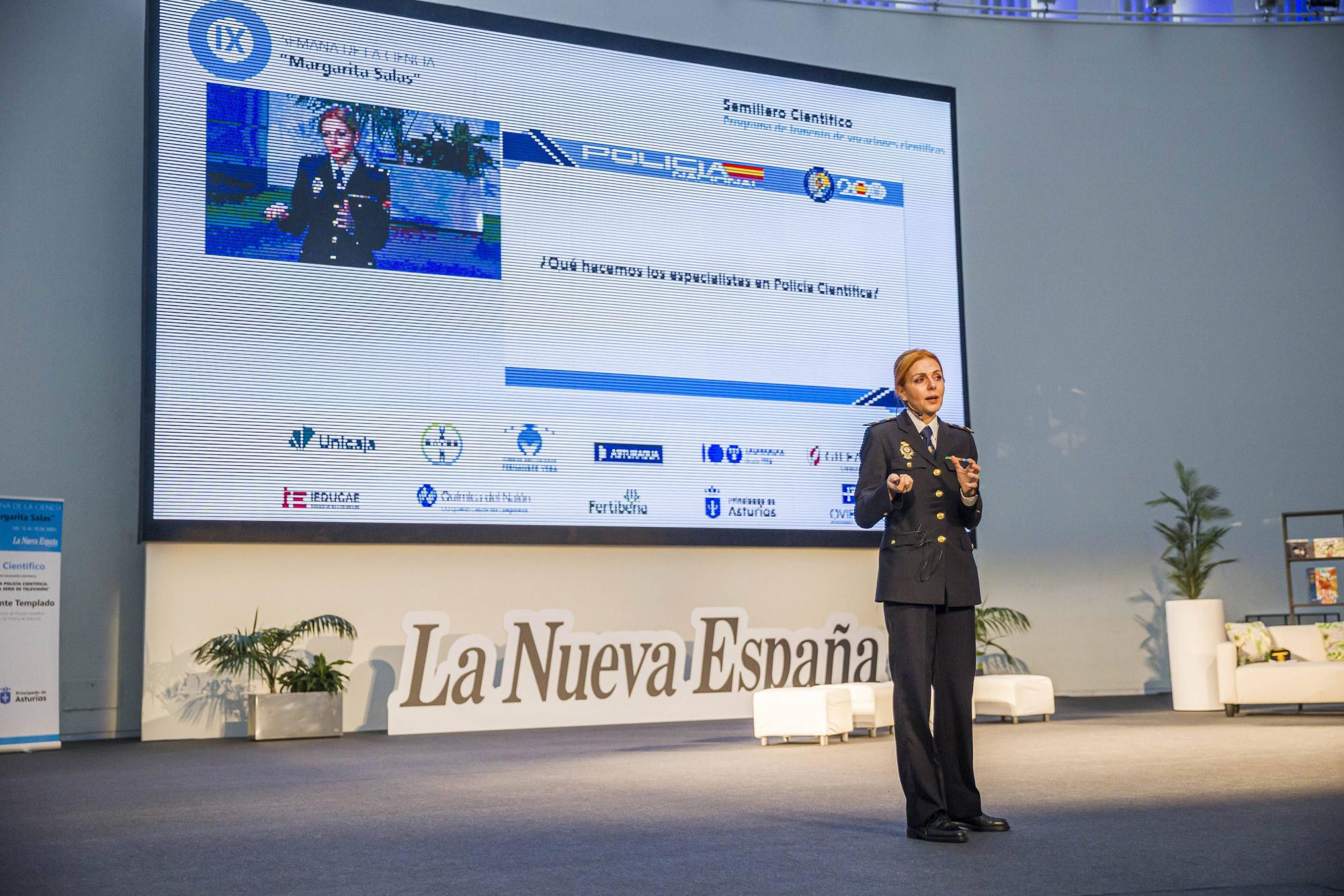 EN IMÁGENES: Así fue la conferencia de la jefa de la Policía Científica de Asturias ante centenares de escolares 

