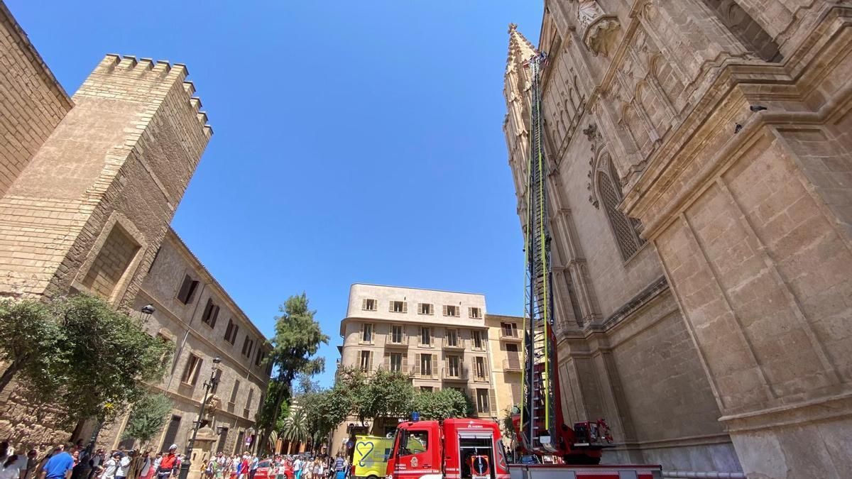 Rettungsaktion an der Kathedrale von Palma: Eine Urlauberin wird verletzt vom Dach geholt.