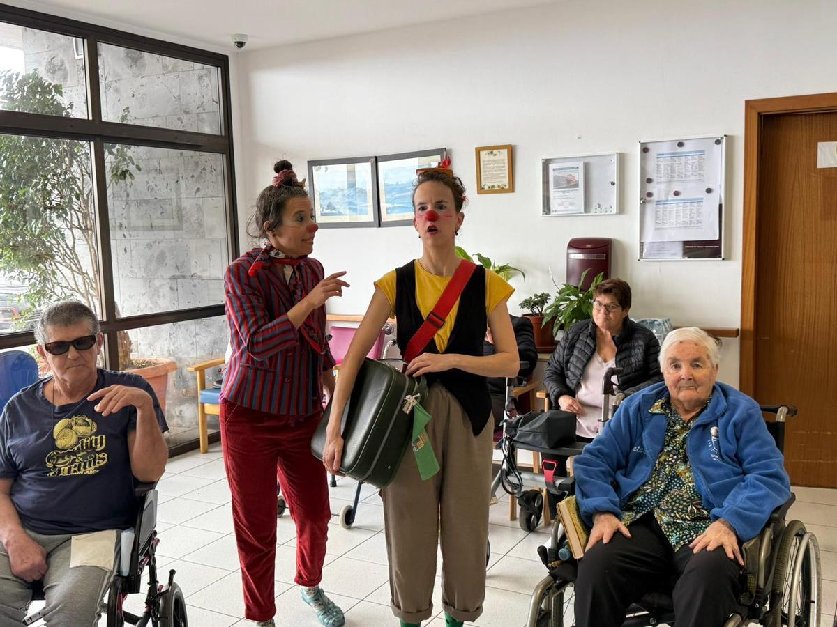 Clown Caprina y Clown Cotufa entretienen a varias mujeres de una residencia herreña.