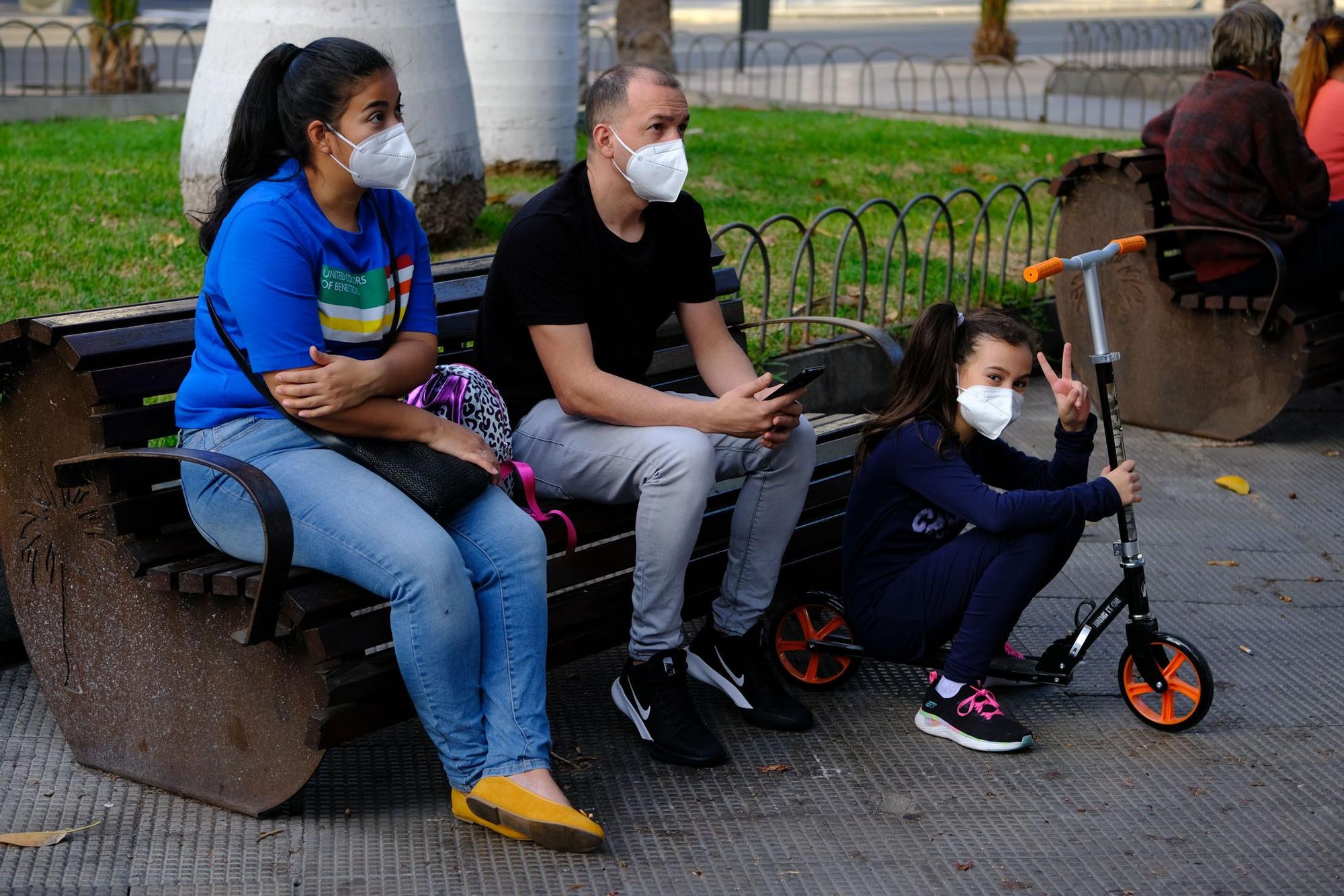 Los más pequeños salen a la calle para jugar con sus regalos de Reyes