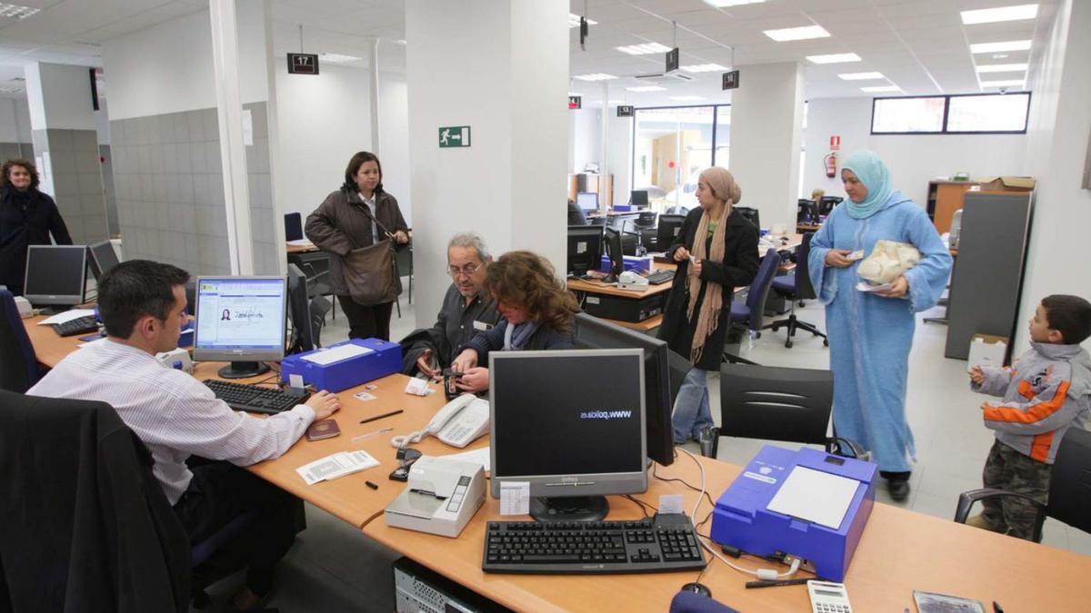 Imatge d’arxiu de l’oficina de la Policia Nacional a Girona on s’expedeixen DNI i passaports | MARC MARTÍ