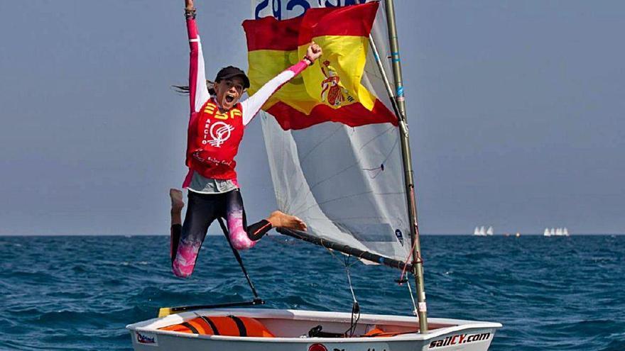 Maria Perelló en la celebración ayer de la conquista de su segundo título mundial.