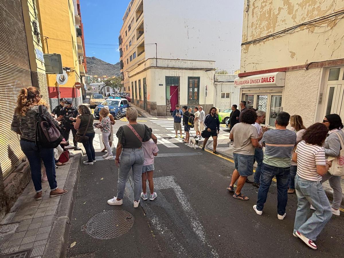 Vecinos de El Toscal movilizados al mediodía de este viernes frente a la casa de El Saludo para exigir a los okupas que la abandonen.
