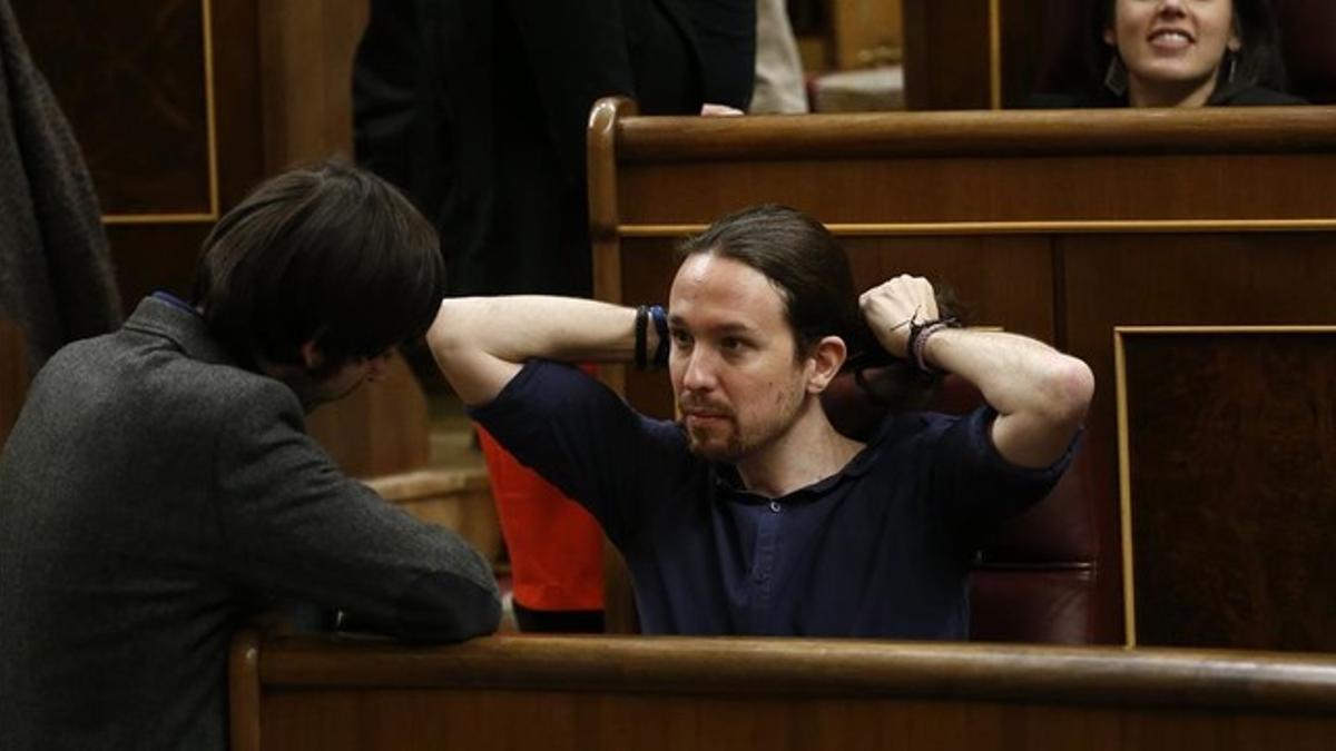 Pablo Iglesias conversa con el diputado de Podemos Edu Maura en el hemiciclo del Congreso.
