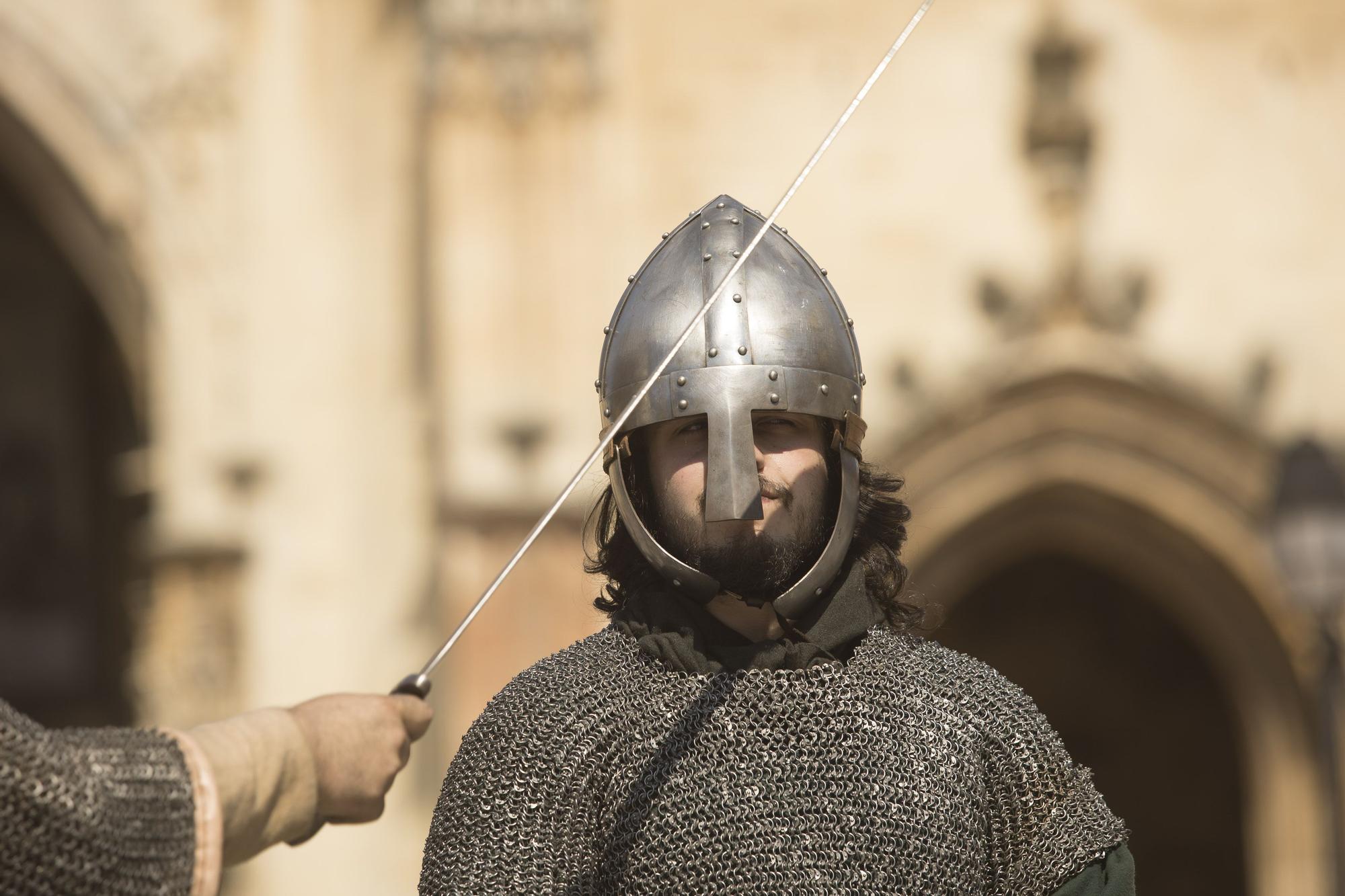 Duelo de espadas a los pies de la Catedral de Oviedo