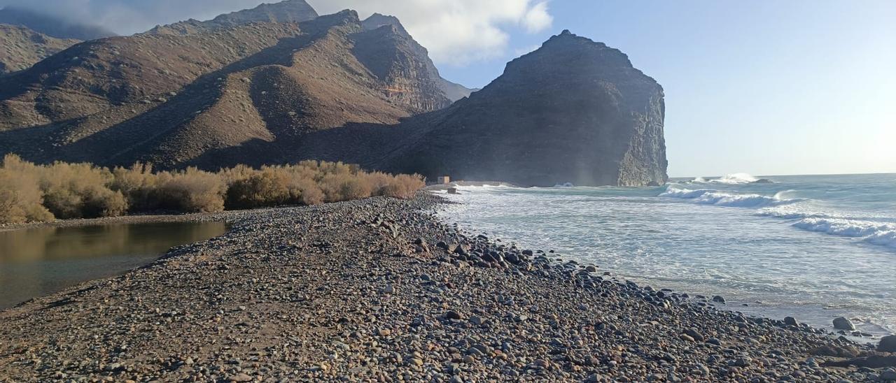 Vista al fondo de la estructura por la que sale el agua, en la playa de La Aldea.