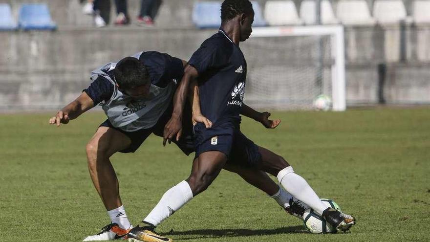 Folch trata de robarle la pelota a Yeboah en un entrenamiento.