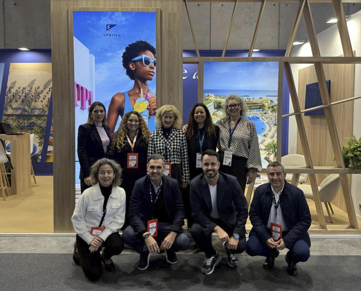 Miguel Villarroya ( centro), recibe el premio al ‘Liderazgo Transformador’ en la octava edición de los Premios CaixaBank Hotels &amp; Tourism. | |  LP/DLP