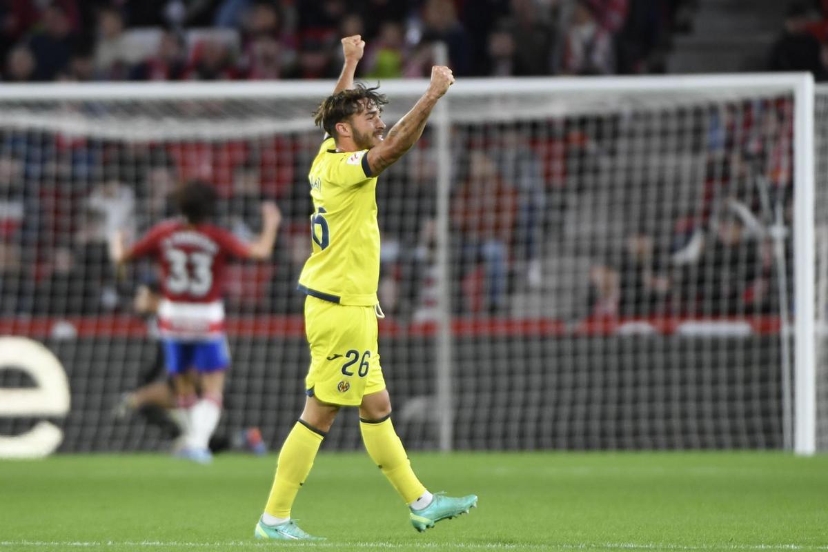 Adrià Altimira celebra un gol del Villarreal.