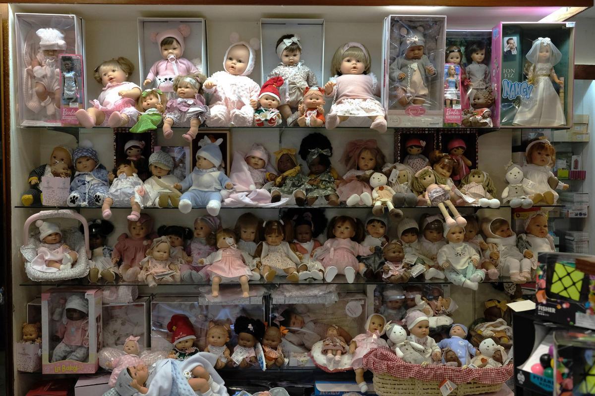 La juguetería La Industrial de Palma se homenajea a sí misma en su tradicional escaparate navideño