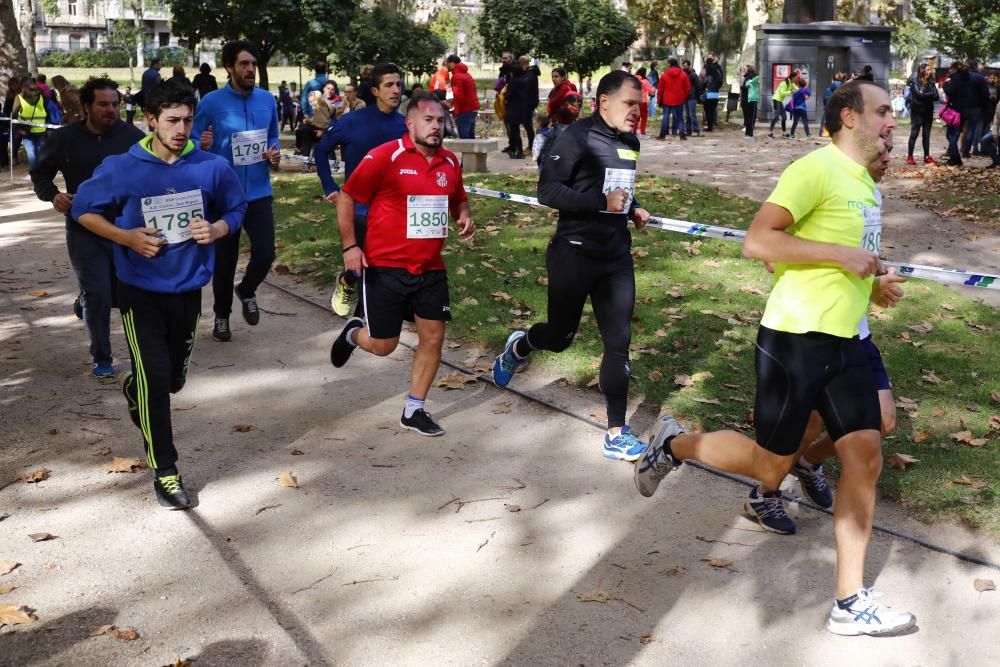 Más de 1.100 jóvenes atletas desafían a las bajas temperaturas para participar en la tradicional carrera de cross escolar.