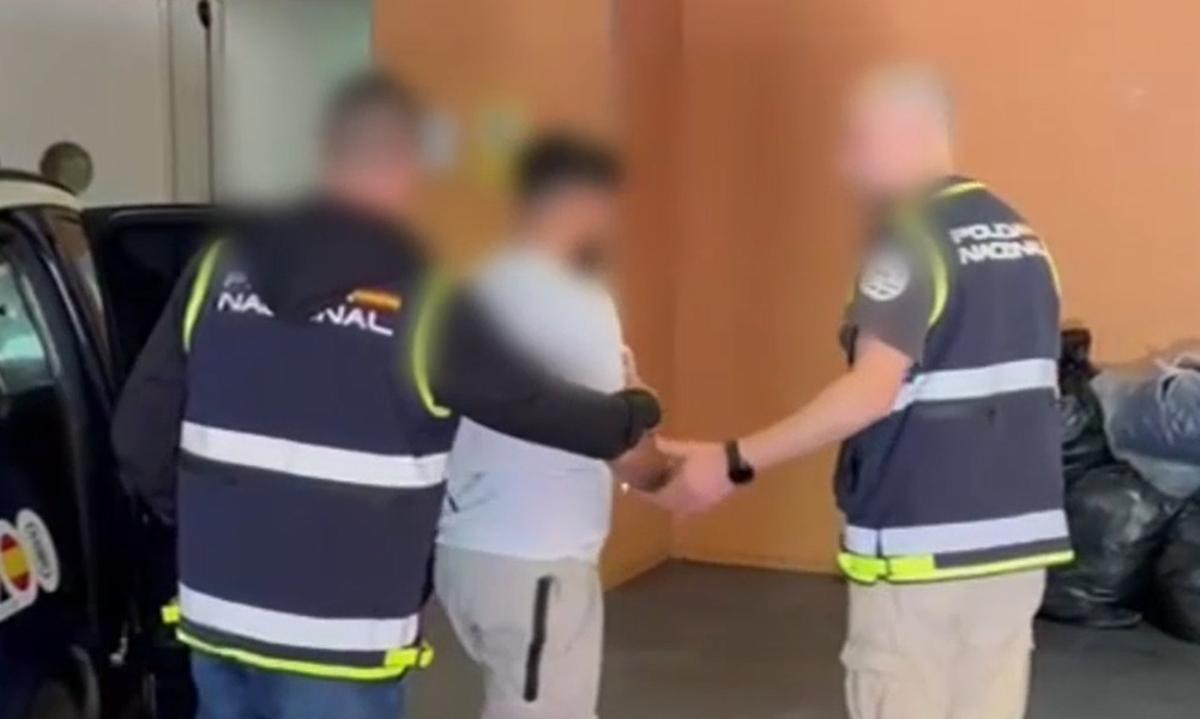 Traslado de uno de los detenidos.