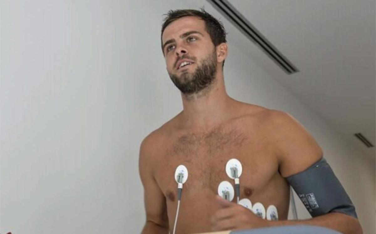 Pjanic, pasando revisión médica con la Juventus
