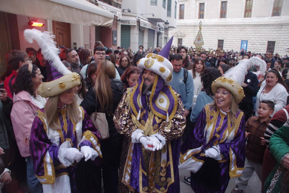 El Heraldo de los Reyes Magos recorrió las calles del Centro de Málaga acompañado de dos bandas de música, recogiendo cartas y encontrándose con los malagueños