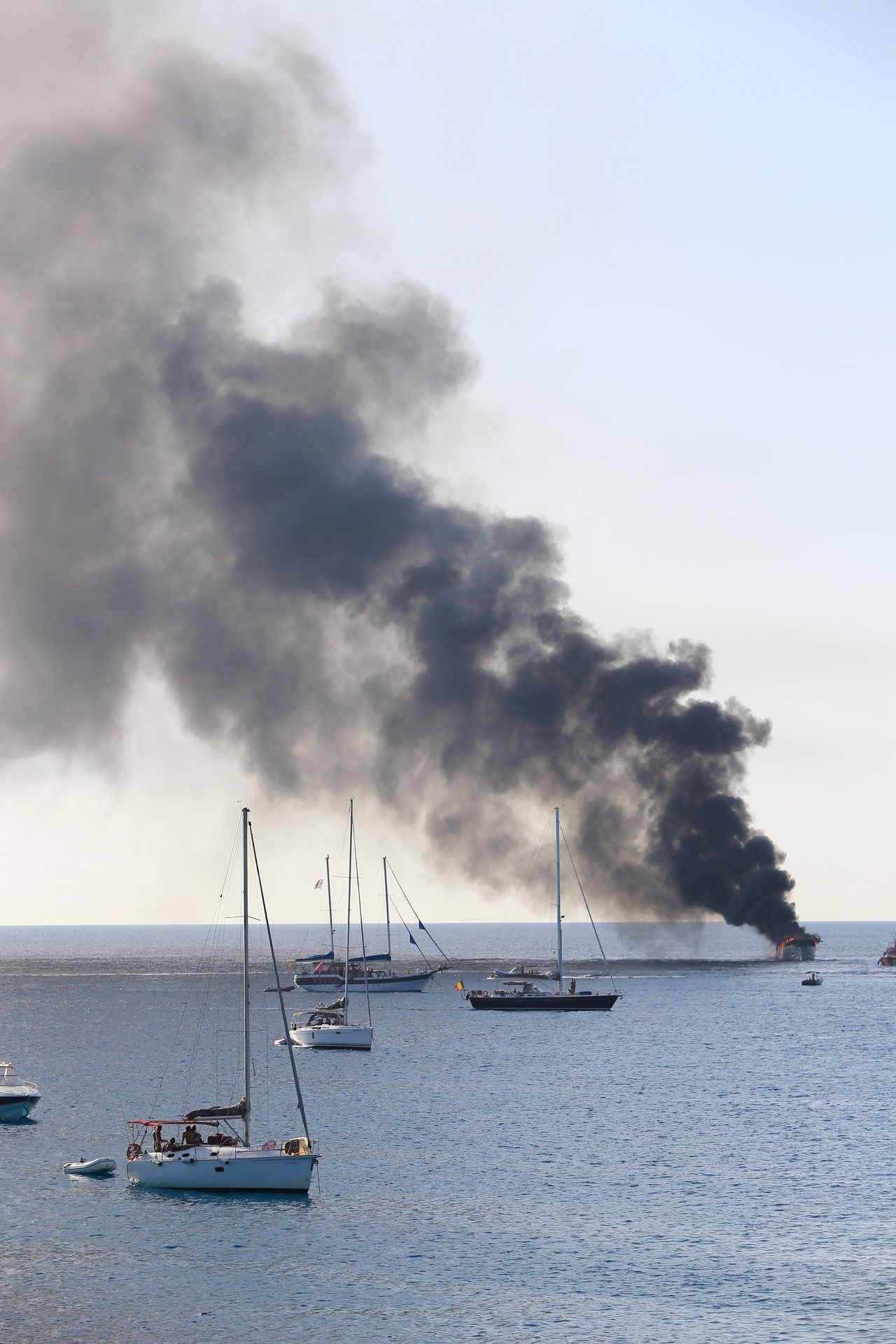 Arde un yate de unos 40 metros de eslora en Formentera.