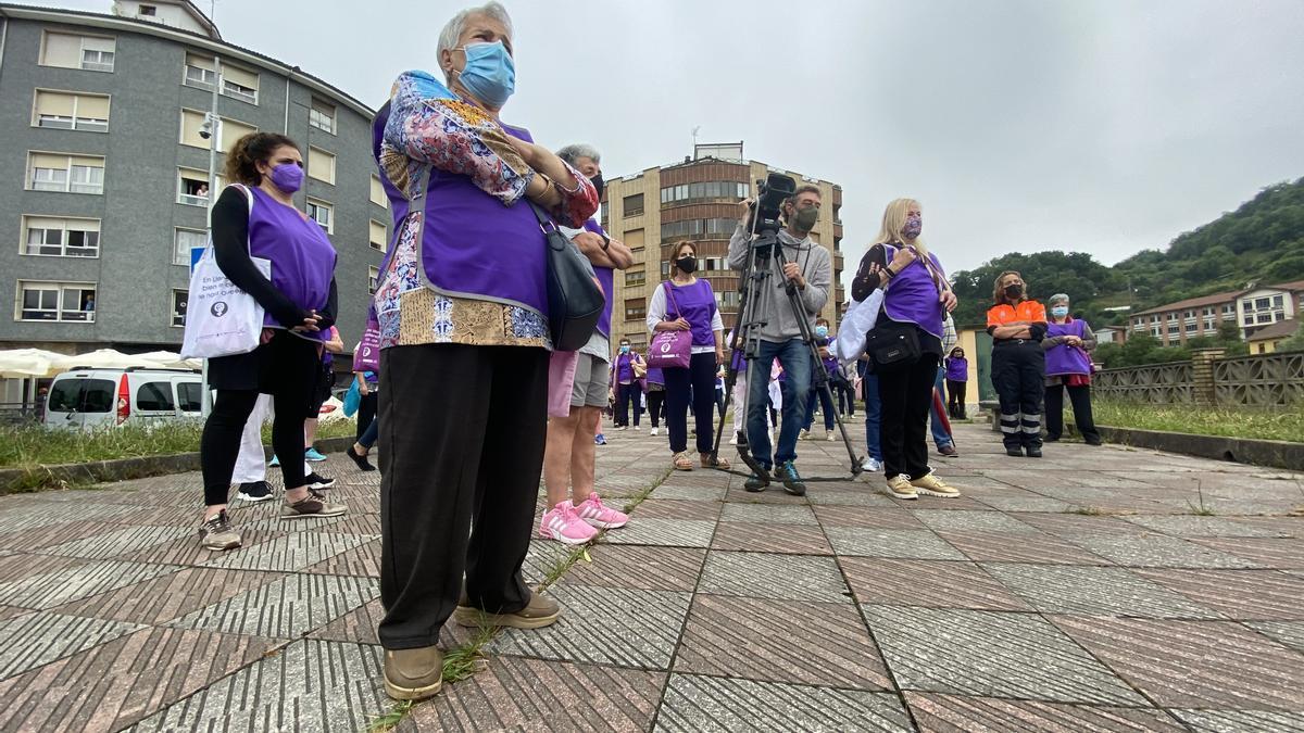 Más de cien mujeres marchan en Lena contra la violencia machista
