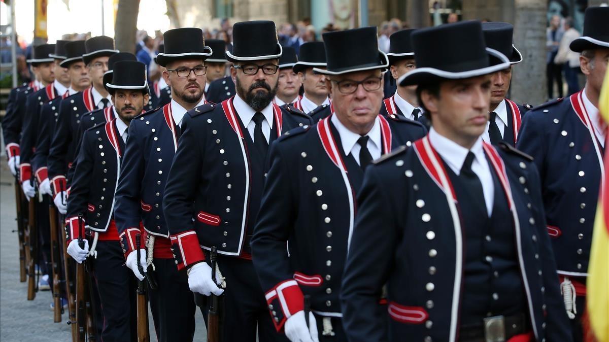 Los Mossos con su uniforme de gala, a su llegada al monumento de Rafael Casanova.