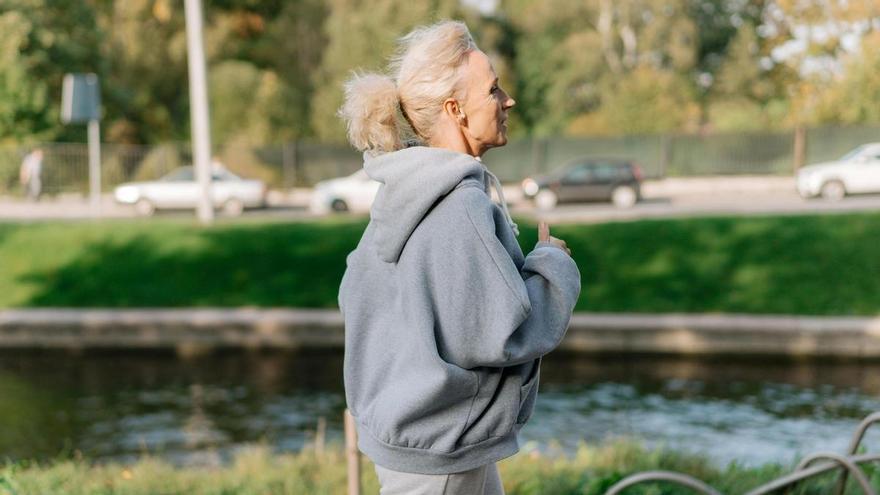 Las zapatillas Skechers que arrasan entre las mujeres de 50 años por lo cómodas que son