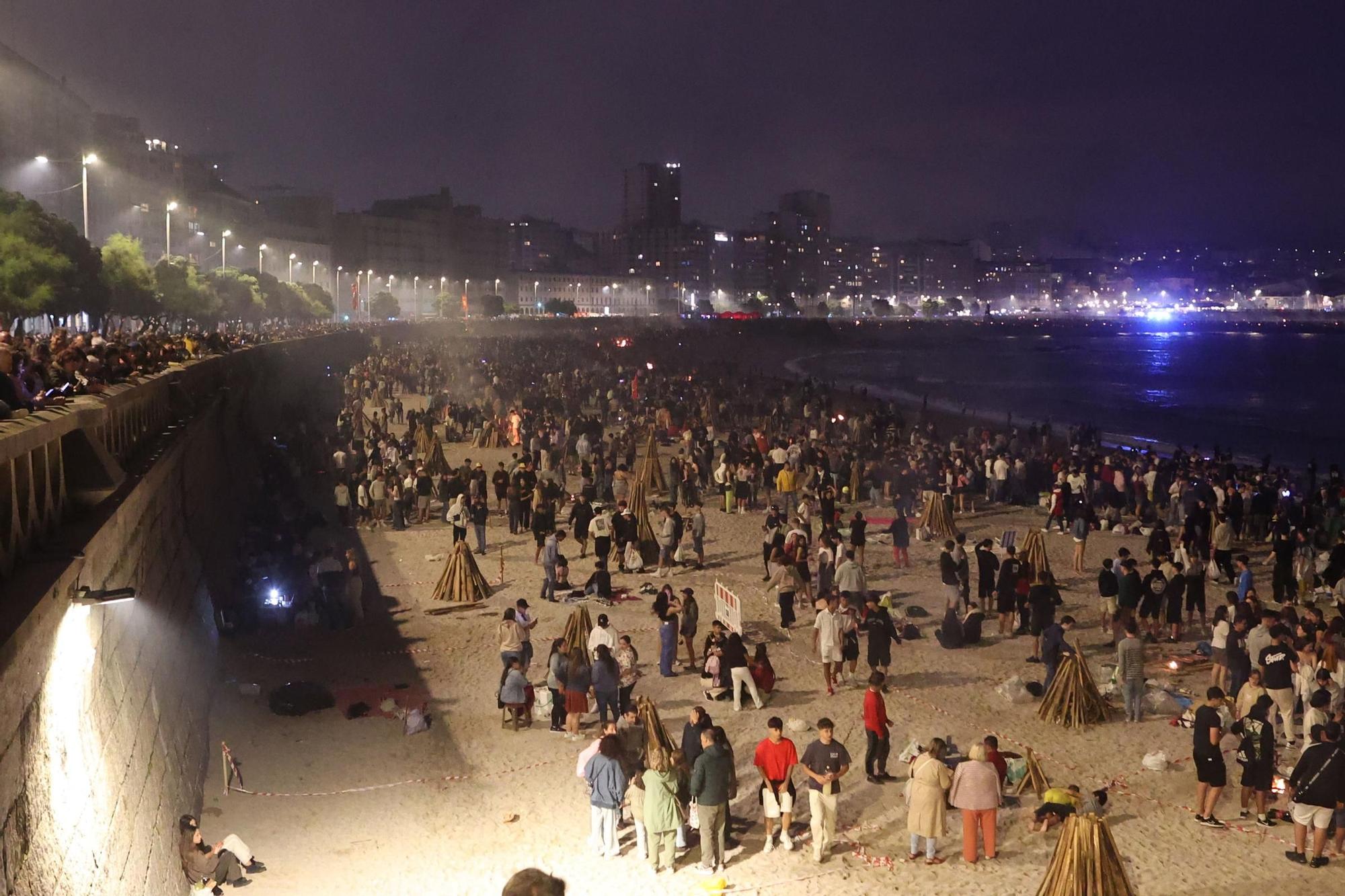 Arde la falla del San Juan de A Coruña con Dépor, Leyma y Luisa Villalta como protagonistas