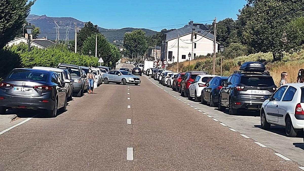 La afluencia de visitantes al mercado de El Puente obligaba a los conductores a aparcar sobre las aceras de la localidad. | A. S.