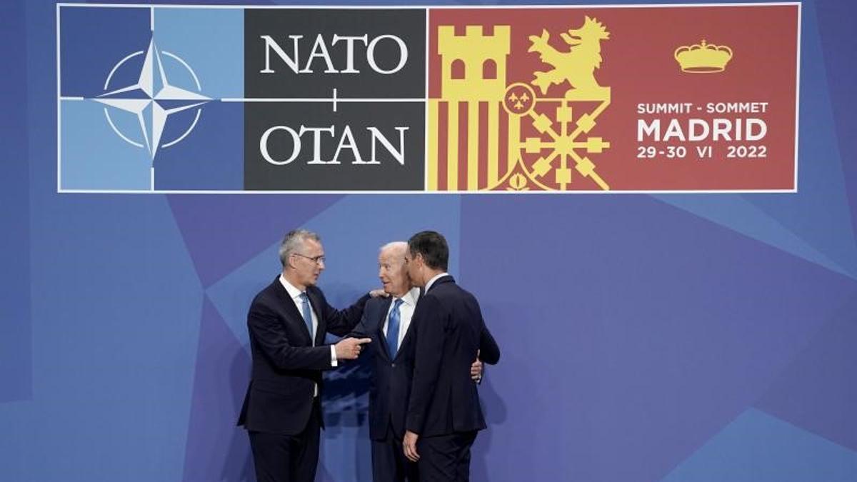El presidente del Gobierno, Pedro Sánchez, charla con el presidente de Estados Unidos, Joe Biden (c), y con el secretario general de la OTAN, Jens Stoltenberg (i), en la apertura de la cumbre de la Alianza en Madrid, este 29 de junio de 2022 en el recinto ferial Ifema.